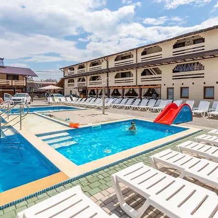 золотий павлін Hotel