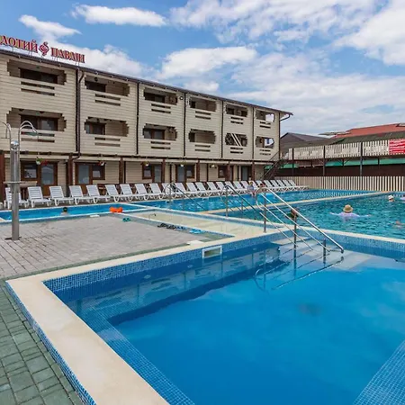 золотий павлін Hotell *