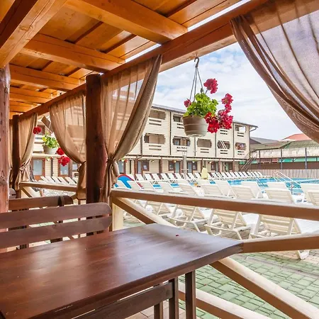 золотий павлін Hotel *