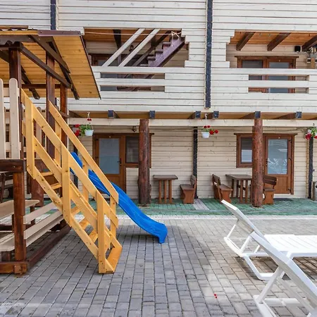 золотий павлін Hotel Solotvina