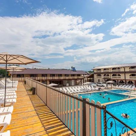 золотий павлін Hotel